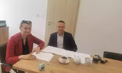 Zdjęcie z podpisania umowy