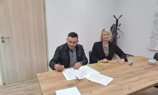 Zdjęcie z podpisania umowy