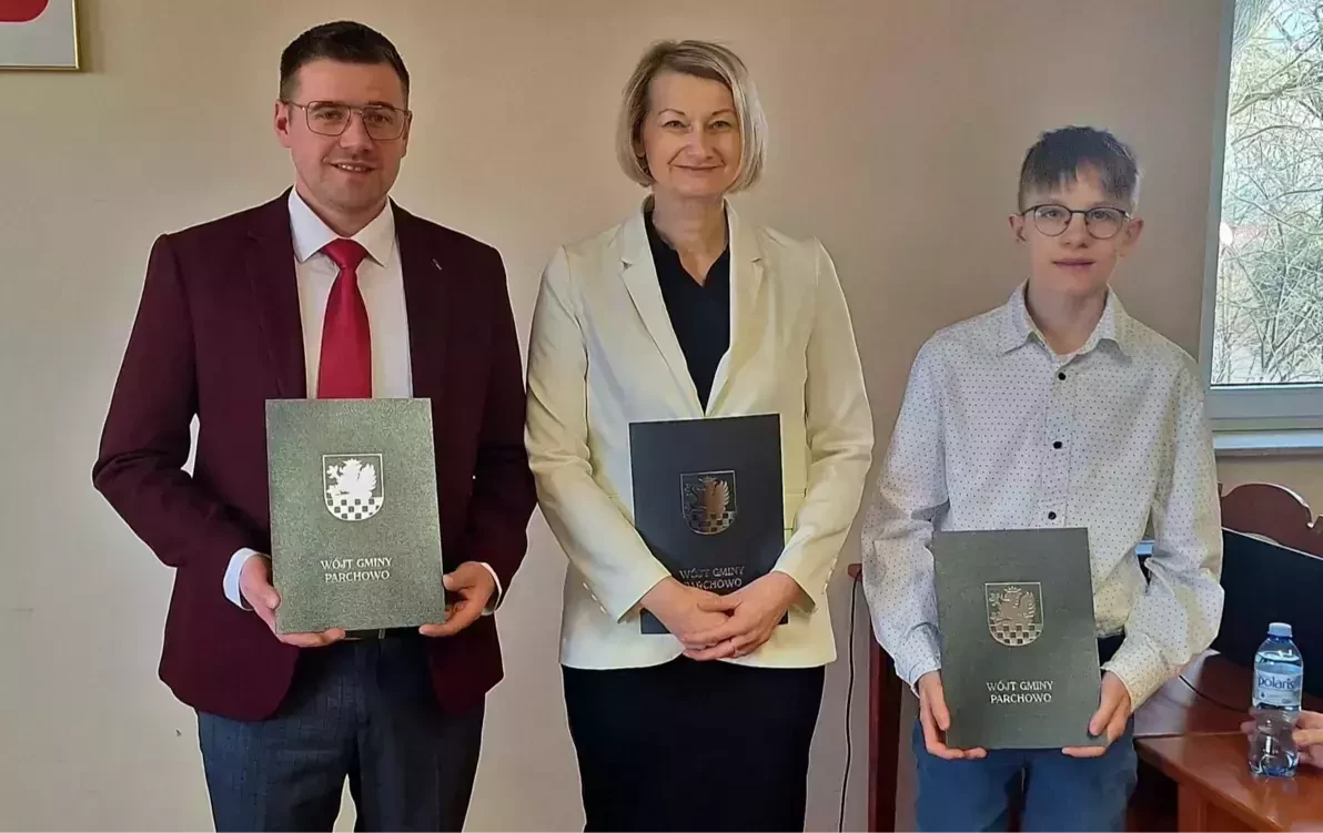 Na zdjęciu laureaci nadród wraz z Wójt Gminy Parchowo